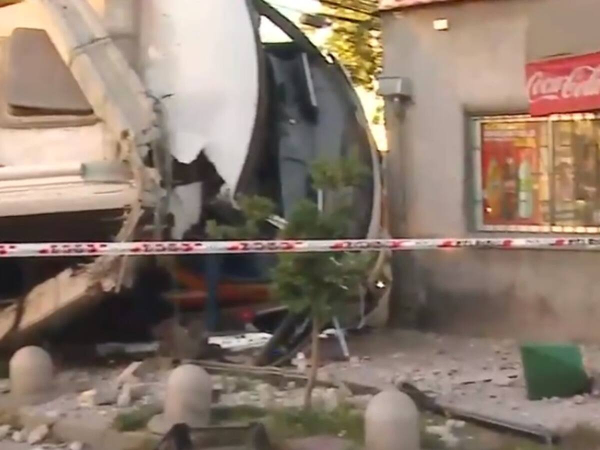Bus choca poste y vuelca en Estación Central: casi impacta una casa