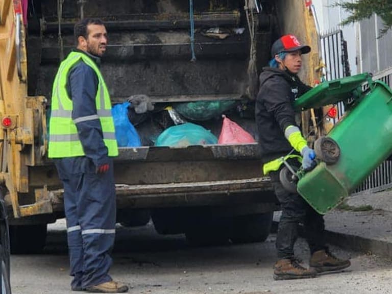 Alcalde de Coyhaique salió a recoger basura ante falta de personal: «No se trata de ser populista, se trata de liderar»