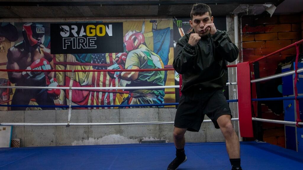 Andrés Campos viaja a Londres para preparar la pelea por el título mundial de la Federación Internacional de Boxeo
