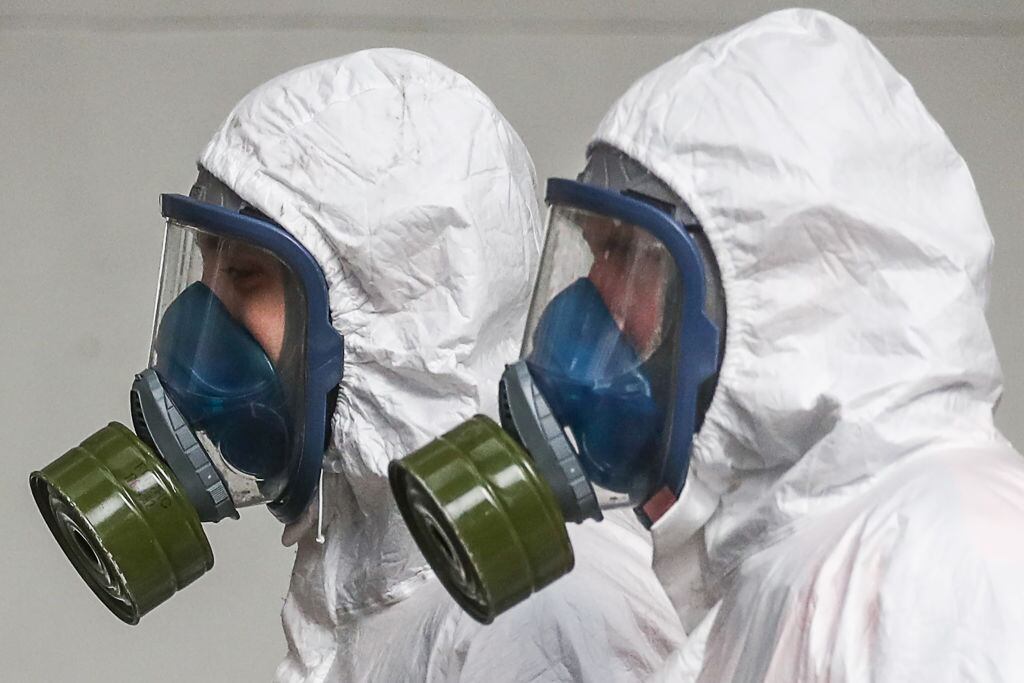 Trabajadores del sistema sanitario higienizan las calles de Moscú