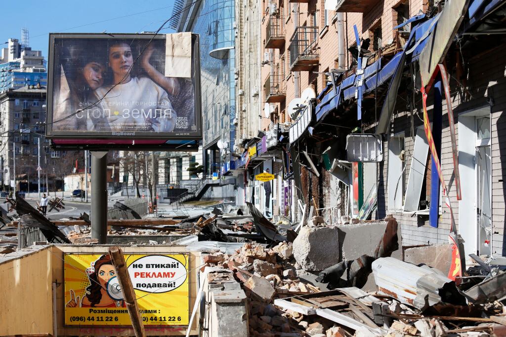 Los daños en la ciudad de Kiev que dejan los ataques de las tropas de Rusia