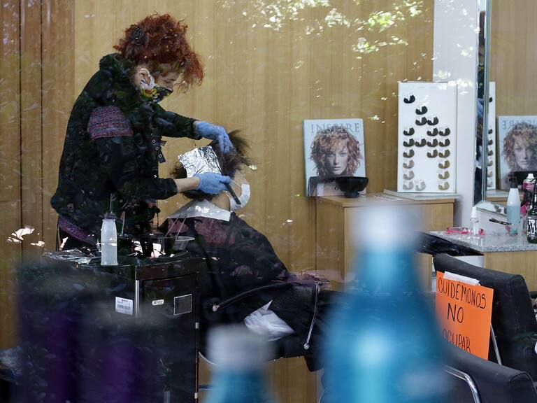 29 de Julio de 2020/SANTIAGOAutoridades realizaron fiscalización del comercio en los cobres de Vitacura. En la imagen una mujer se pinta el cabello en una peluquería
FOTO: FRANCISCO CASTILLO/AGENCIAUNO