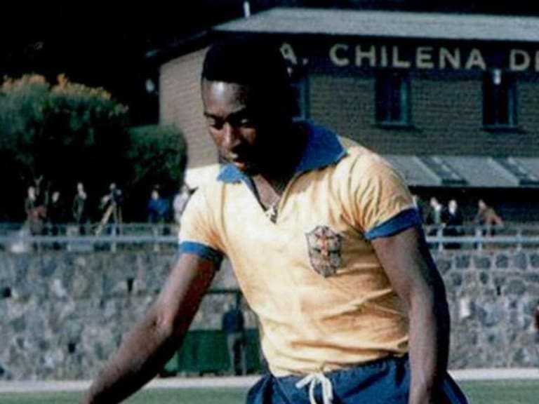 «O Rei» Pelé en suelo nacional: Los históricos duelos que el astro cumpleañero jugó en Chile