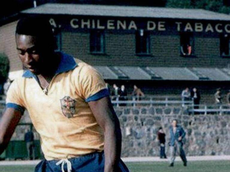 «O Rei» Pelé en suelo nacional: Los históricos duelos que el astro cumpleañero jugó en Chile