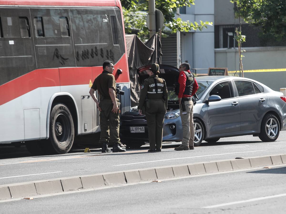 Automovilista muere tras sufrir infarto y chocar contra bus del transporte público en Las Condes