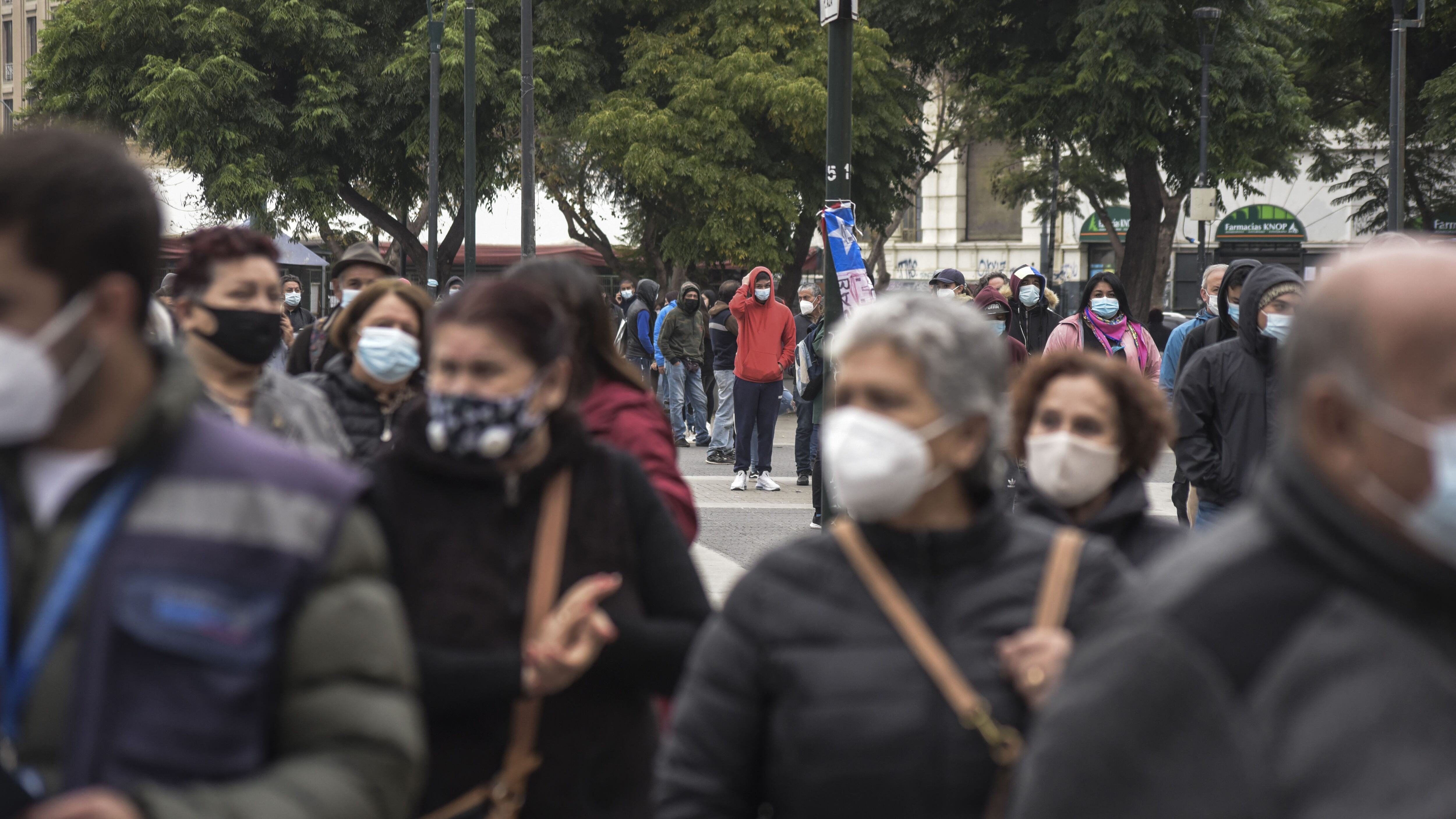 14 DE ABRIL DE 2021 / VALPARAISOPersonas realizan larga fila para toma de PCR en vehículos de TTA Movil en la Plaza Civica, durante la cuarentena total en que se mantiene la comuna por la pandemia del Covid-19.
FOTO: MIGUEL MOYA / AGENCIAUNO
