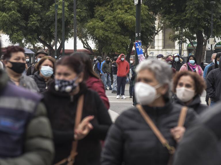 14 DE ABRIL DE 2021 / VALPARAISOPersonas realizan larga fila para toma de PCR en vehículos de TTA Movil en la Plaza Civica, durante la cuarentena total en que se mantiene la comuna por la pandemia del Covid-19.
FOTO: MIGUEL MOYA / AGENCIAUNO