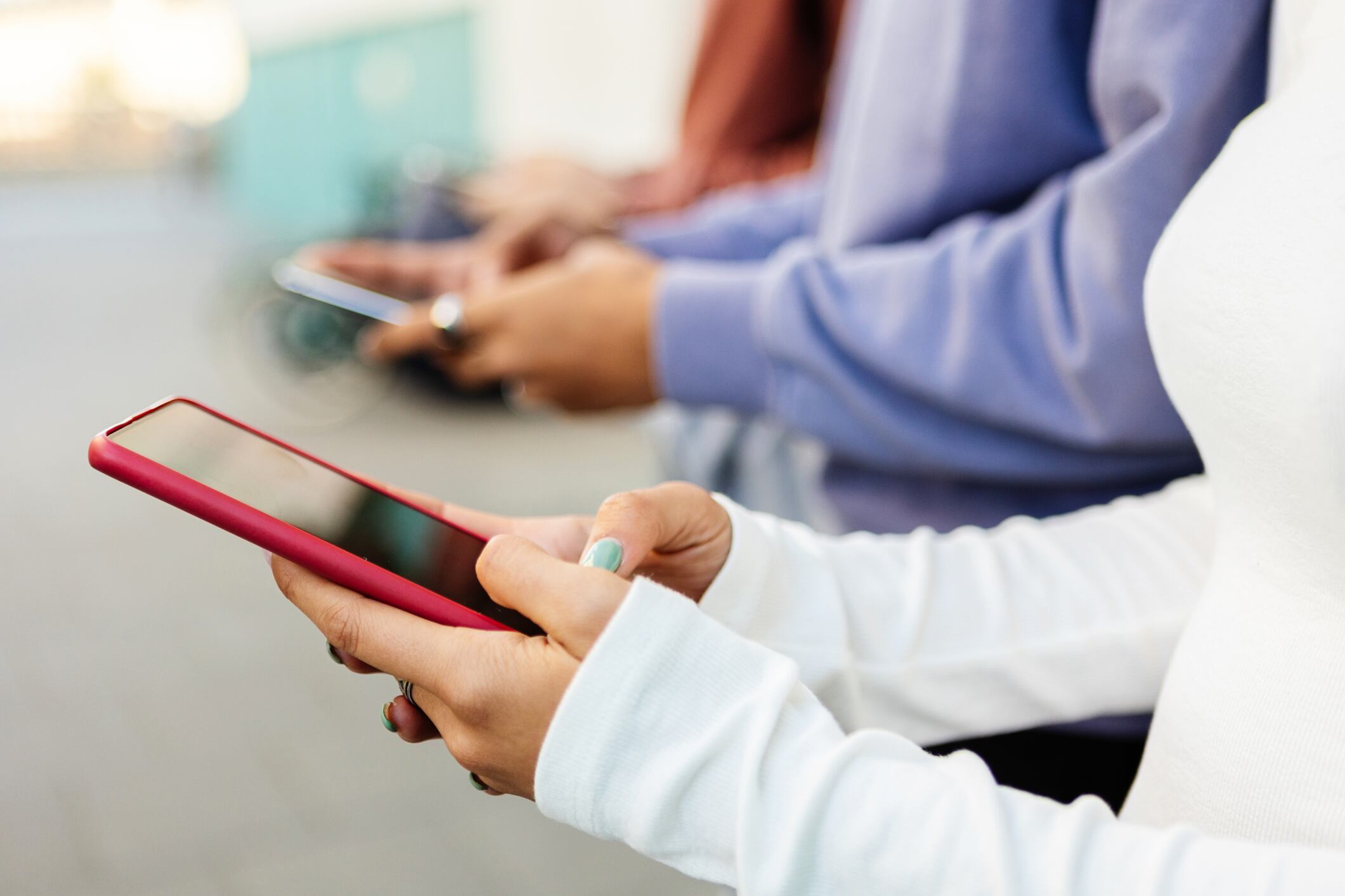 El 22% de los chilenos considera que su celular es más importante que la familia, según estudio