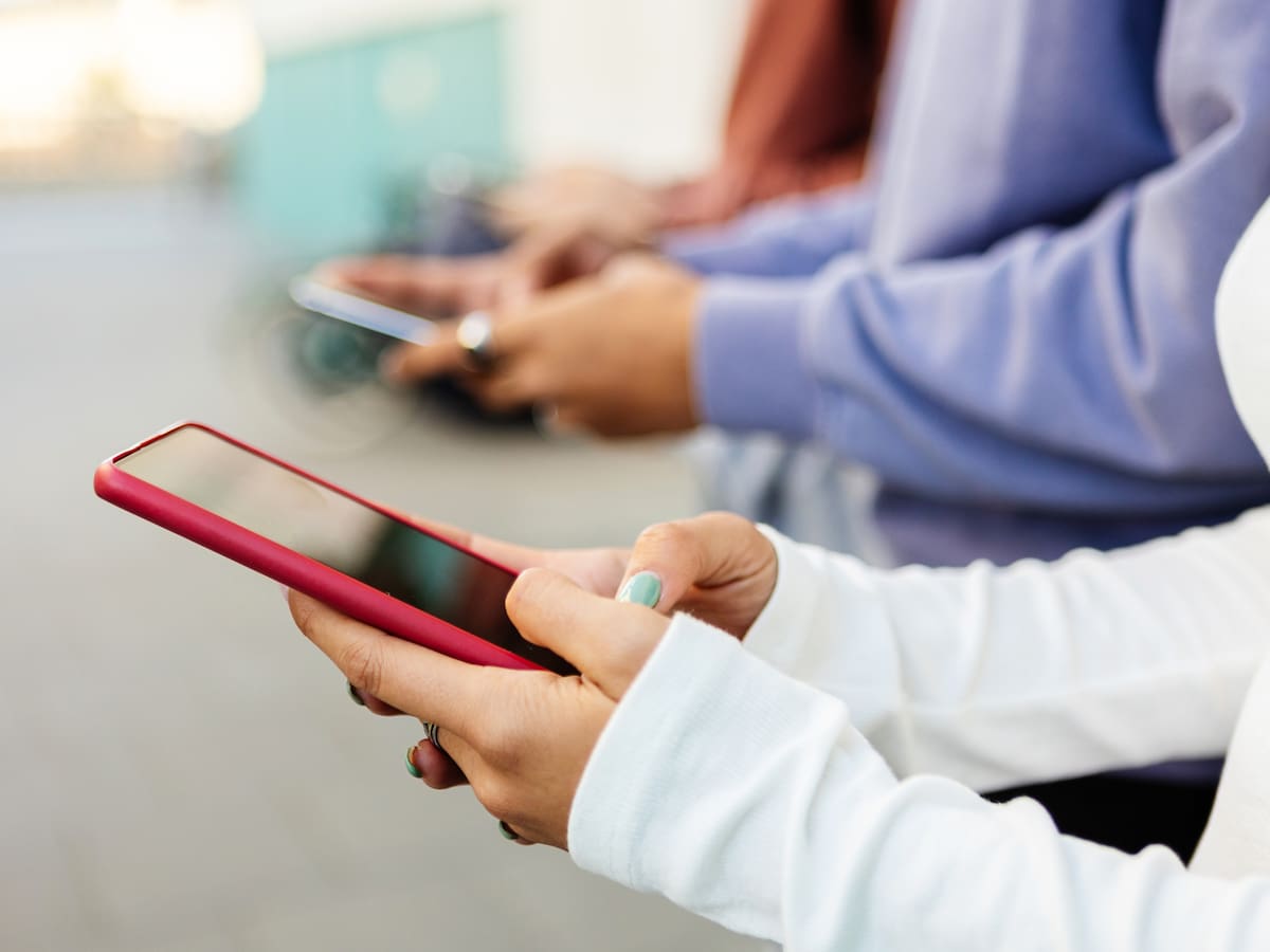 El 22% de los chilenos considera que su celular es más importante que los amigos y la familia, según estudio
