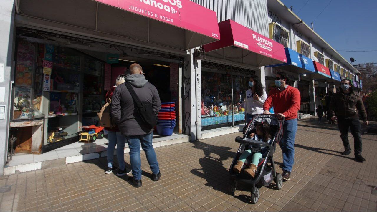 28 DE JULIO DE 2020/SANTIAGO
Personas hacen fila a las afueras de una tienda de venta de plasticos mientras las personas transitan por av irarrazabal luego de salir de la cuarentena en la comuna de Ñuñoa, durante la pandemia por Coronavirus, Santiago.
FOTO: AILEN DÍAZ/AGENCIAUNO