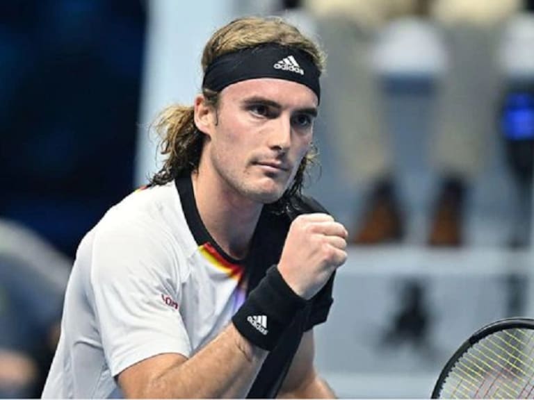 Stefanos Tsitsipas da vuelta un partido increíble ante Daniil Medvedev y queda muy cerca de las semifinales del ATP World Finals