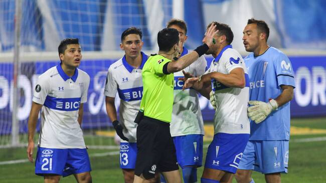 14 DE JULIO DE 2021/SANTIAGOJugadores de Universidad Catolica le reclaman al arbitro al cobrar penal, durante el partido vlido por la ida de los octavos de final de la Copa Libertadores 2021, entre Universidad Catolica y Palmerias, disputado en el Estadio San Carlos de Apoquindo.
FOTO: SEBASTIAN ORIA/AGENCIAUNO