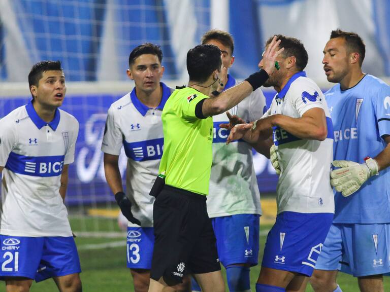 14 DE JULIO DE 2021/SANTIAGOJugadores de Universidad Catolica le reclaman al arbitro al cobrar penal, durante el partido vlido por la ida de los octavos de final de la Copa Libertadores 2021, entre Universidad Catolica y Palmerias, disputado en el Estadio San Carlos de Apoquindo.
FOTO: SEBASTIAN ORIA/AGENCIAUNO