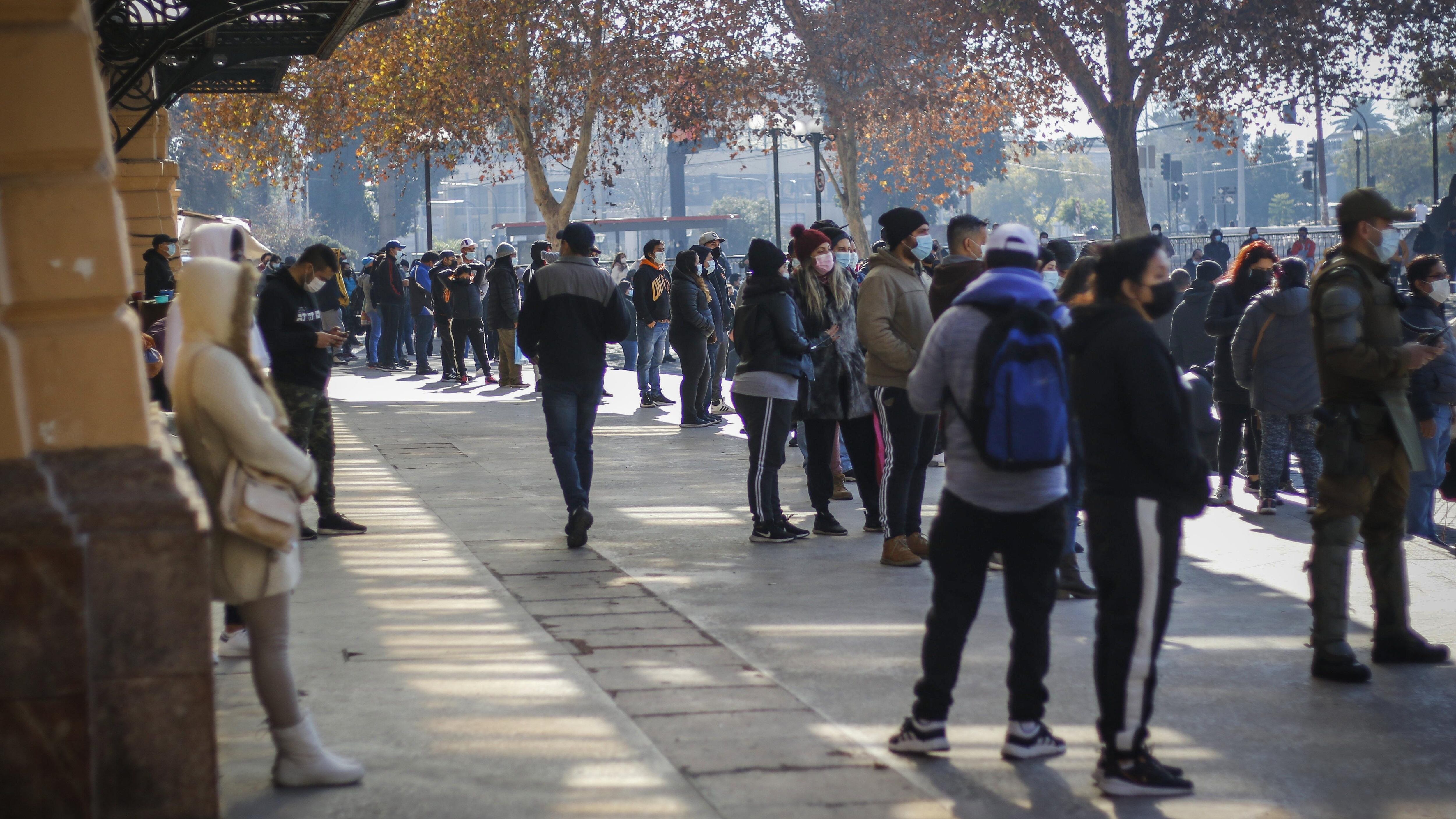 23 de mayo del 2021/SANTIAGOGran caos se produjo en la Estación Mapocho, tras llegar un centenar de personas para vacunarse, contra el covid, tanto primera como segunda dosis, en un vacunatorio movil.
FOTO: SEBASTIAN BELTRAN GAETE/AGENCIAUNO