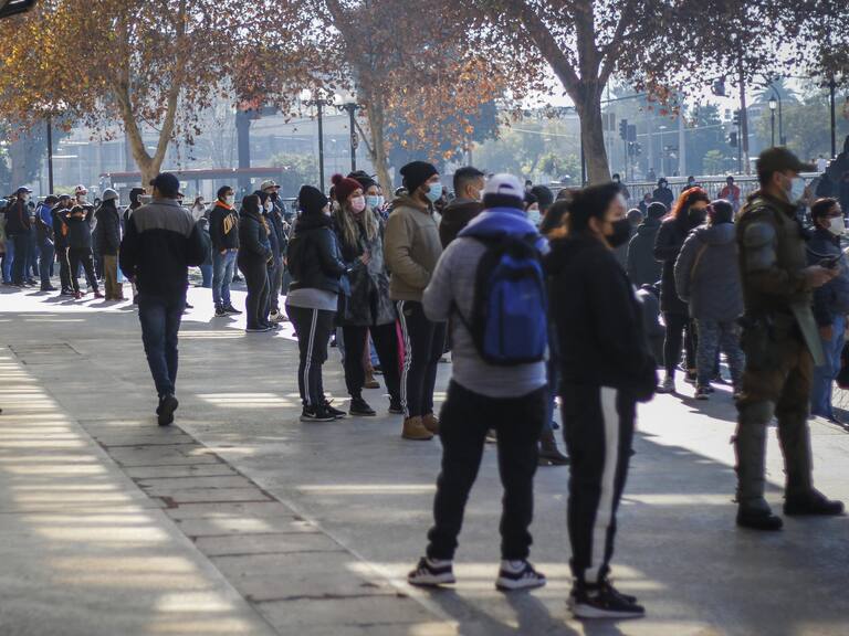 23 de mayo del 2021/SANTIAGOGran caos se produjo en la Estación Mapocho, tras llegar un centenar de personas para vacunarse, contra el covid, tanto primera como segunda dosis, en un vacunatorio movil.
FOTO: SEBASTIAN BELTRAN GAETE/AGENCIAUNO