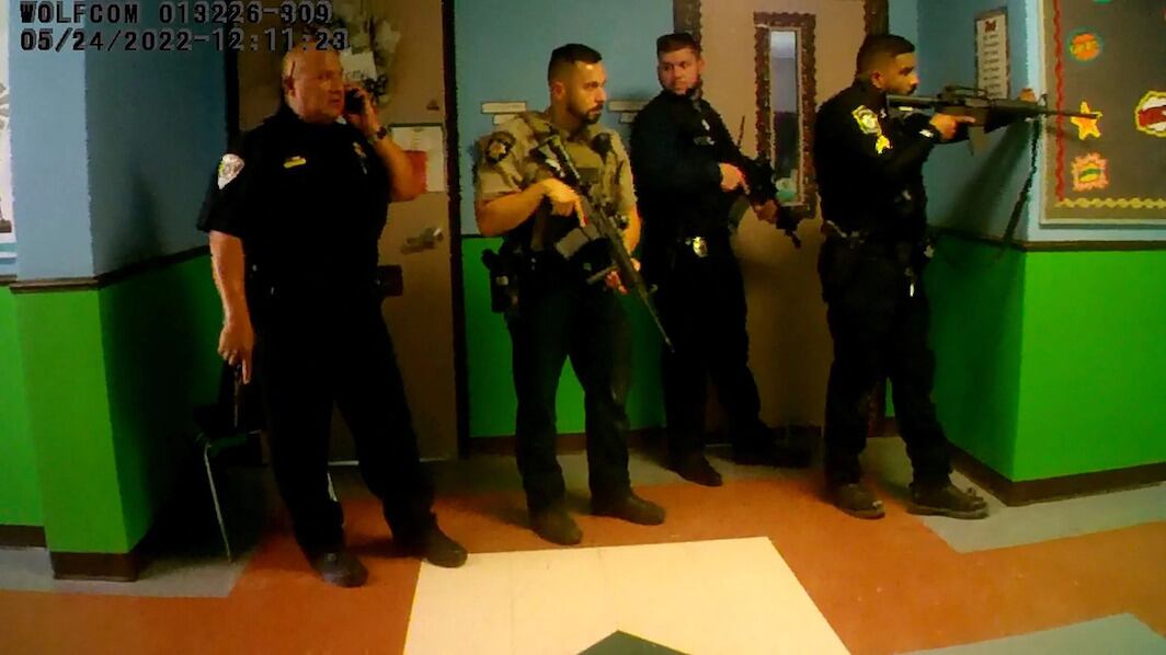 Pete Arredondo durante el operativo por la matanza en escuela de Uvalde