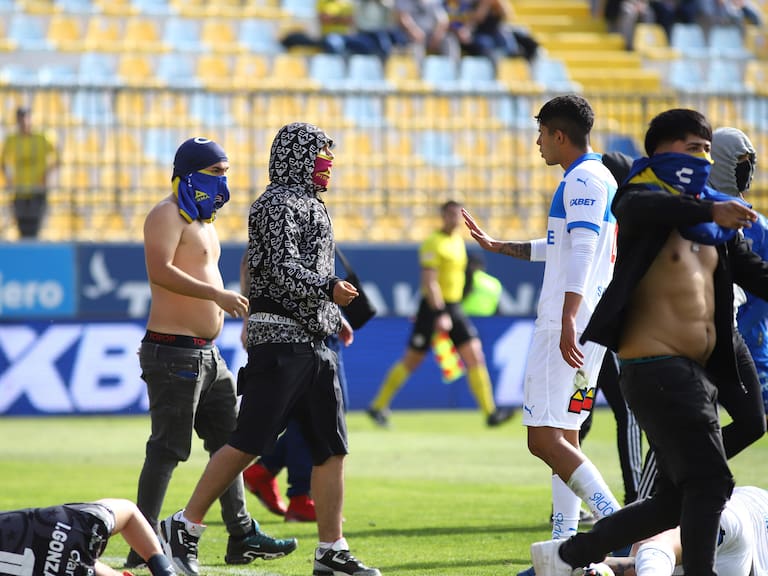 Everton deja a 15 hinchas con prohibición de acceso a los estadios tras invadir la cancha ante la UC