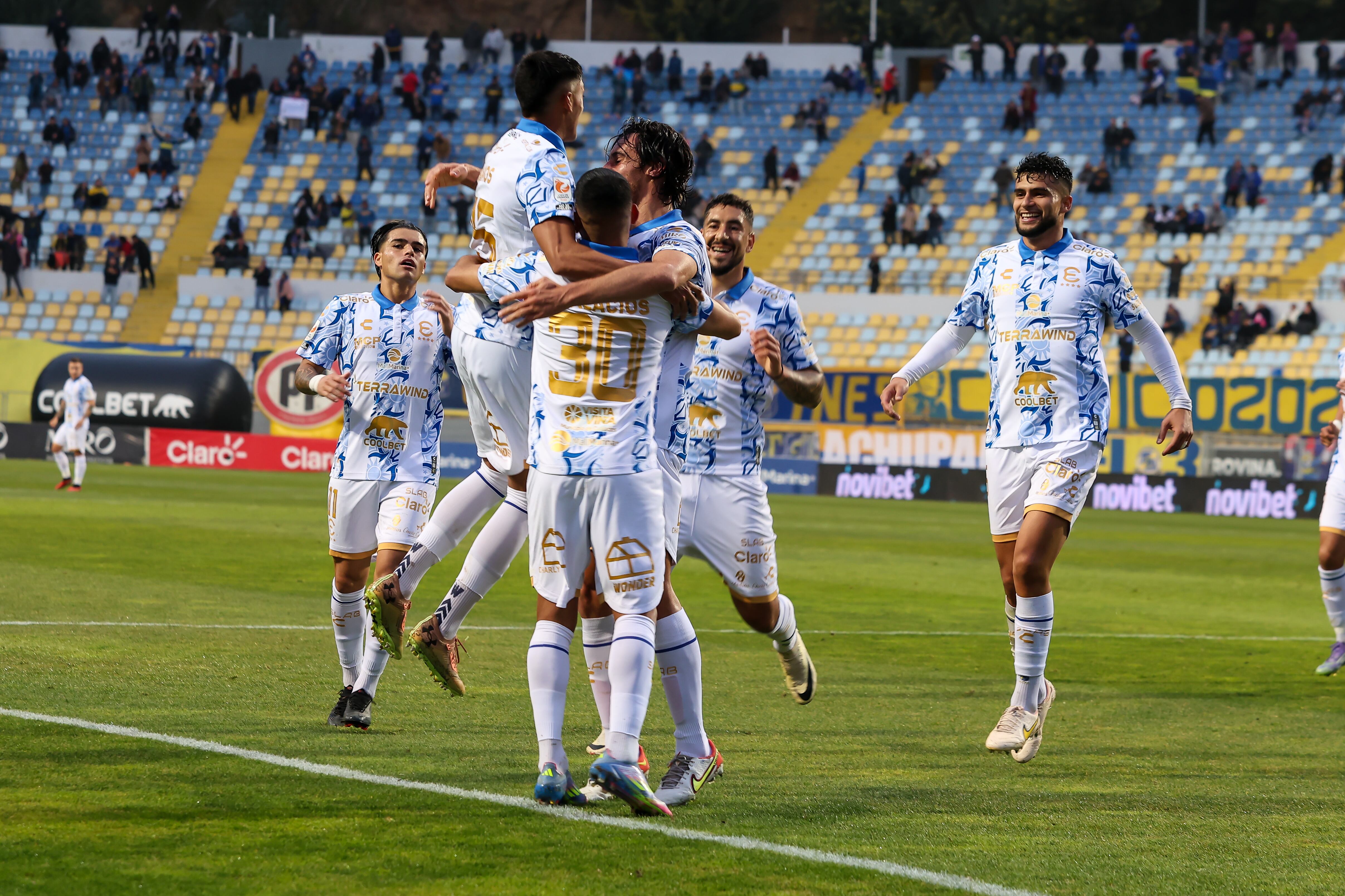 Everton golpea duramente a Huachipato