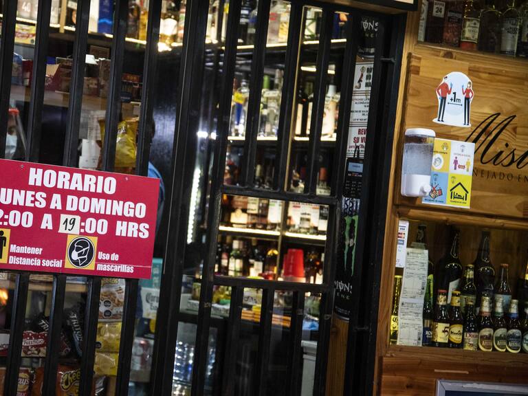 11 DE JULIO DE 2020 / VIÑA DEL MARVista de una botillería abierta en Subida Agua Santa, luego de que por ordenanza del concejo municipal se permitiera que estas abrieran en el contexto de cuarentena total en que se encuentra la comuna debido al Covid-19.
FOTO: MIGUEL MOYA / AGENCIAUNO