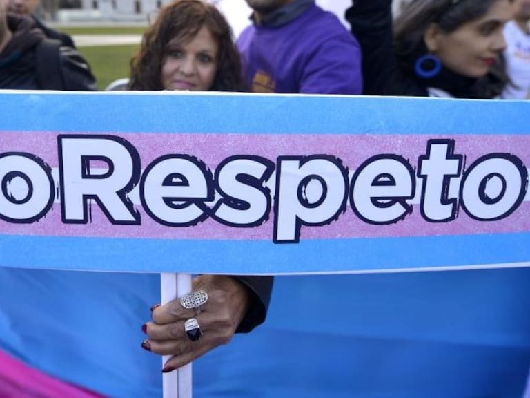 12 de Junio de 2015/ SANTIAGOLa madre del fallecido Daniel Zamudio, sostiene un cartel durante la realizacin del lanzamiento pblico de la convocatoria para la Marcha que se celebrar el prximo 27 de junio, con motivo de la conmemoracin del Da Internacional del Orgullo LGBTI (lesbianas, gays, bisexuales, trans e intersexuales). 
FOTO: MATIAS DELACROIX/ AGENCIAUNO
