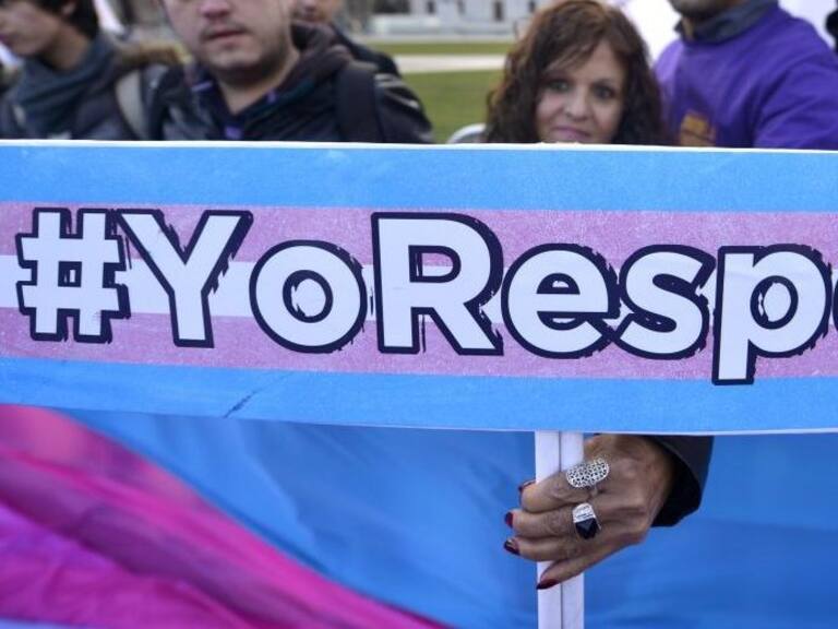 12 de Junio de 2015/ SANTIAGOLa madre del fallecido Daniel Zamudio, sostiene un cartel durante la realizacin del lanzamiento pblico de la convocatoria para la Marcha que se celebrar el prximo 27 de junio, con motivo de la conmemoracin del Da Internacional del Orgullo LGBTI (lesbianas, gays, bisexuales, trans e intersexuales).
FOTO: MATIAS DELACROIX/ AGENCIAUNO