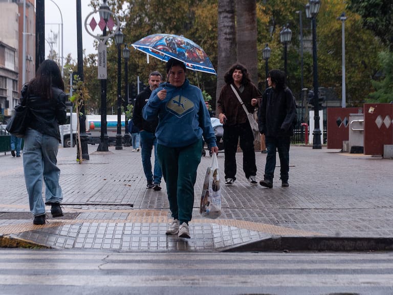 Lluvia en Santiago confirmada: pronóstico del tiempo revelan el día exacto en que volverían las precipitaciones a la Región Metropolitana