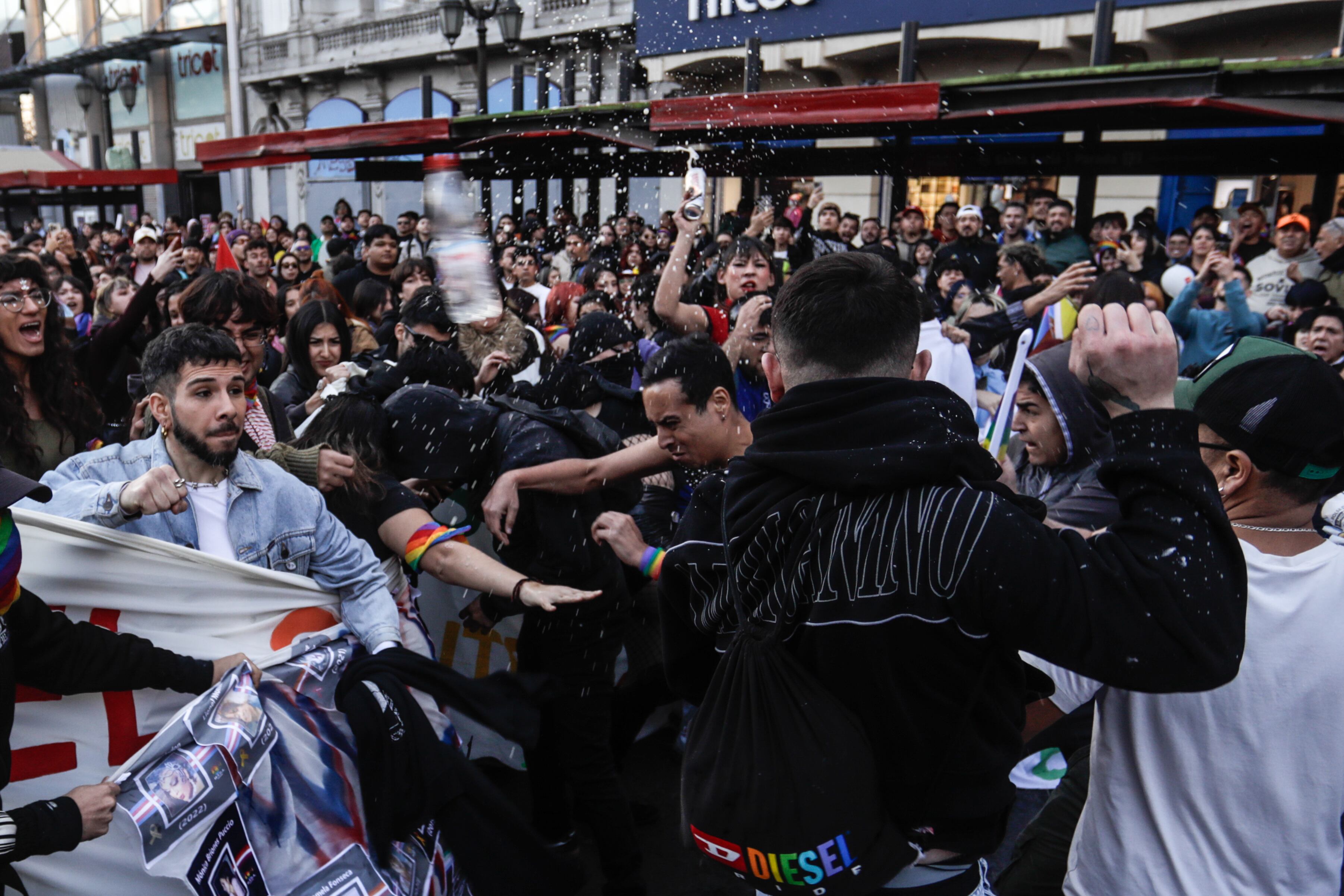 27 de junio de 2026/SANTIAGO
Manifestantes de disidencias sexuales se enfrentan a manifestantes miembros del Movilh debido a diferencias ideológicas en medio de la Marcha del orgullo 2026.
FOTO: LUKAS SOLIS/AGENCIAUNO