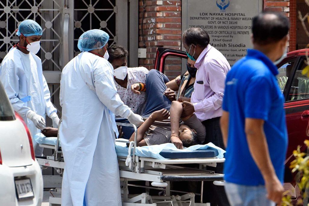 Paciente con Covid-19 llega de urgencia a un hospital de Nueva Delhi