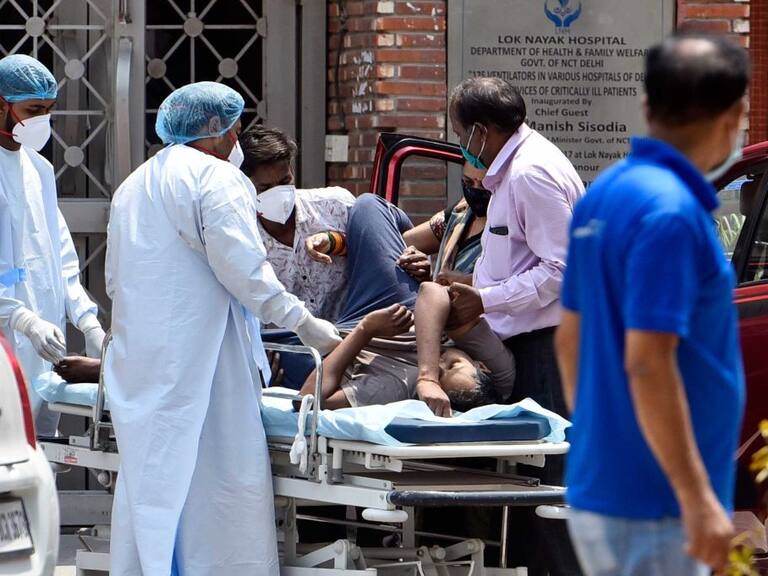 Paciente con Covid-19 llega de urgencia a un hospital de Nueva Delhi
