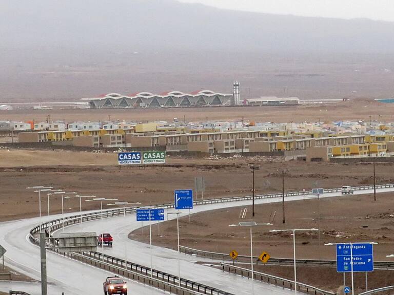 Precipitaciones provocaron inundaciones en Calama: colapsó el techo del Aeropuerto El Loa
