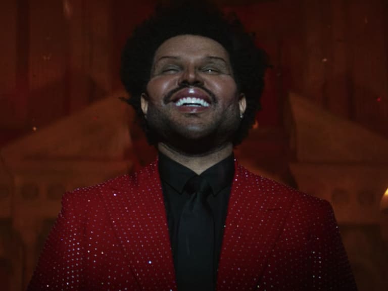 ¡Luce irreconocible!: The Weeknd se llenó de aplausos con el video de «Save Your Tears»