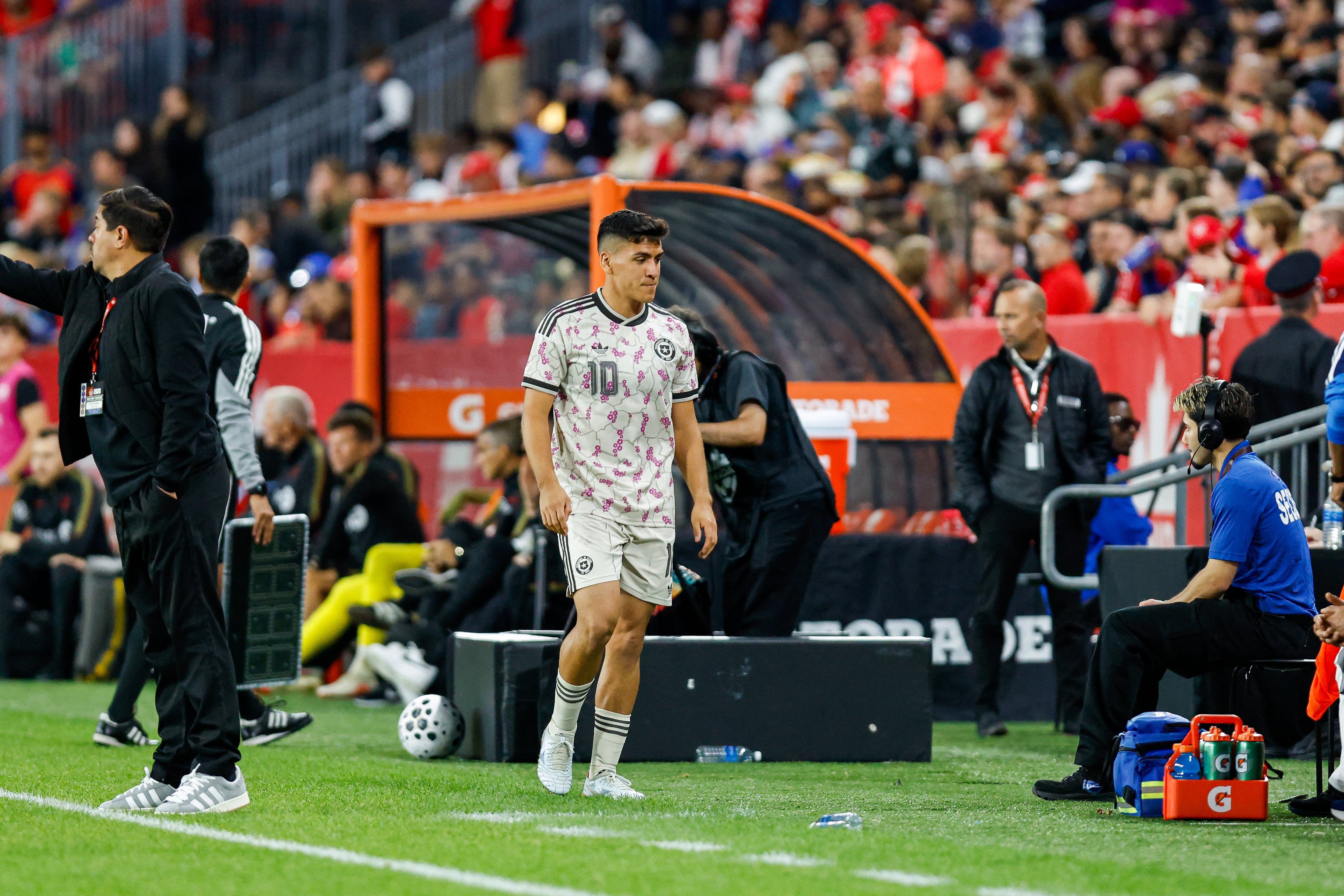 Se fue sin despedirse: los nuevos antecedentes de la salida de Marcelino Núñez de La Roja