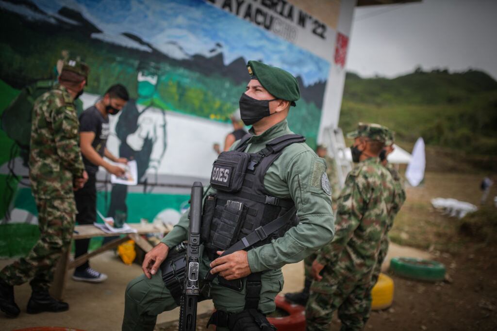Militares fuertemente armados en la zona colombiana de Caldas