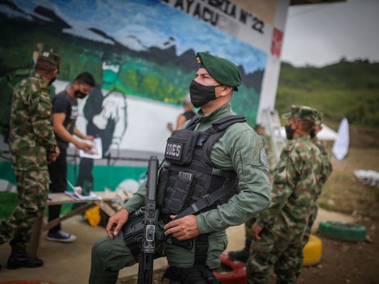 Militares fuertemente armados en la zona colombiana de Caldas