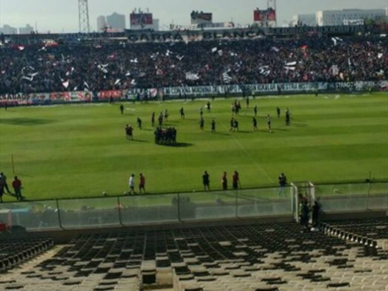 Hinchas de Colo Colo realizan «arengazo» con potente mensaje hacia la U