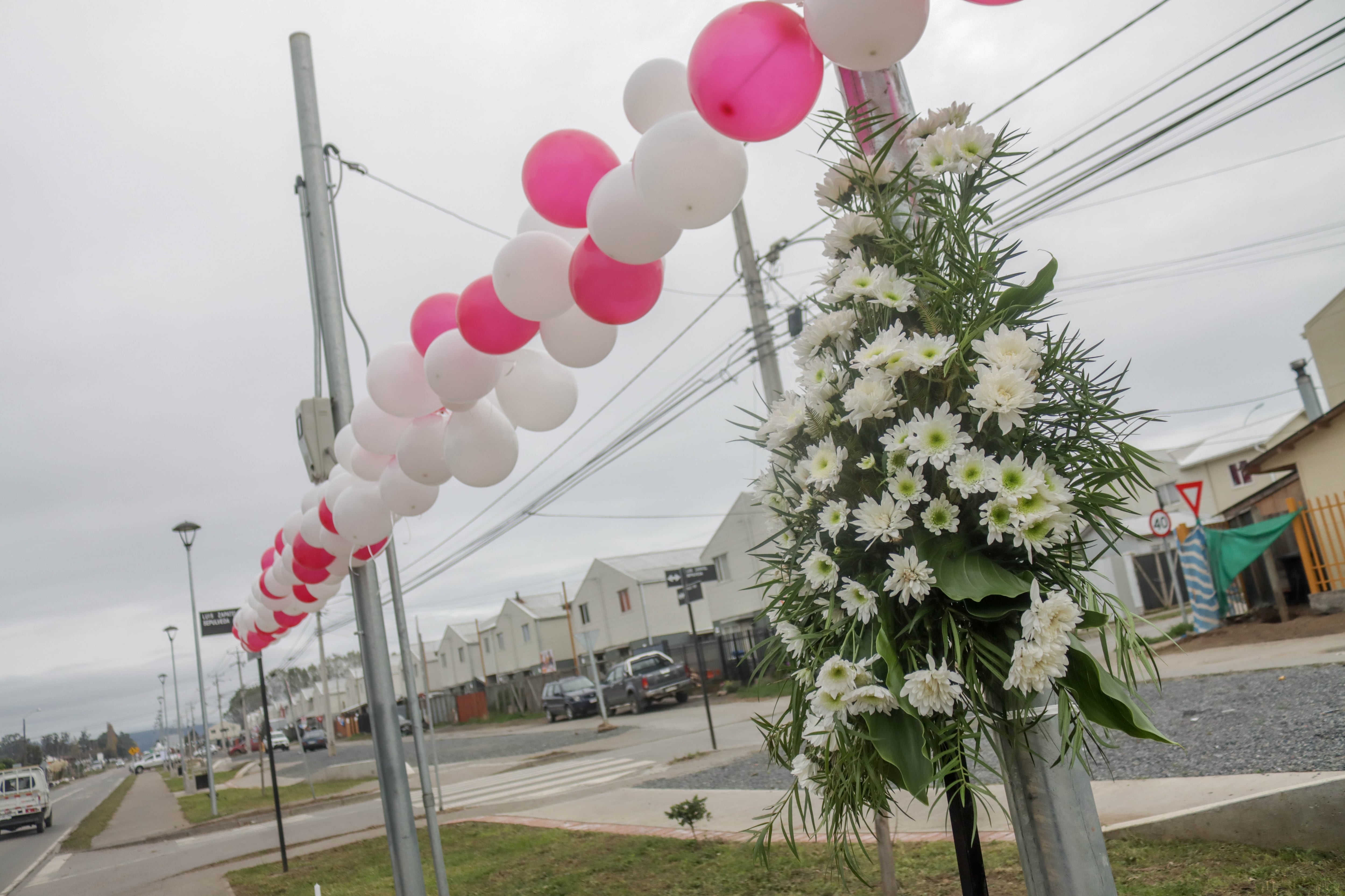 Vecinos de Arauco esperan el cortejo fúnebre de Tomás Bravo / Agencia Uno
