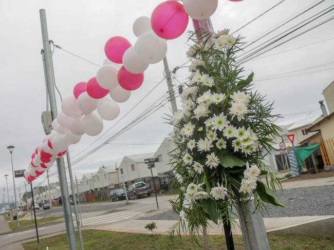 Vecinos de Arauco esperan el cortejo fúnebre de Tomás Bravo / Agencia Uno