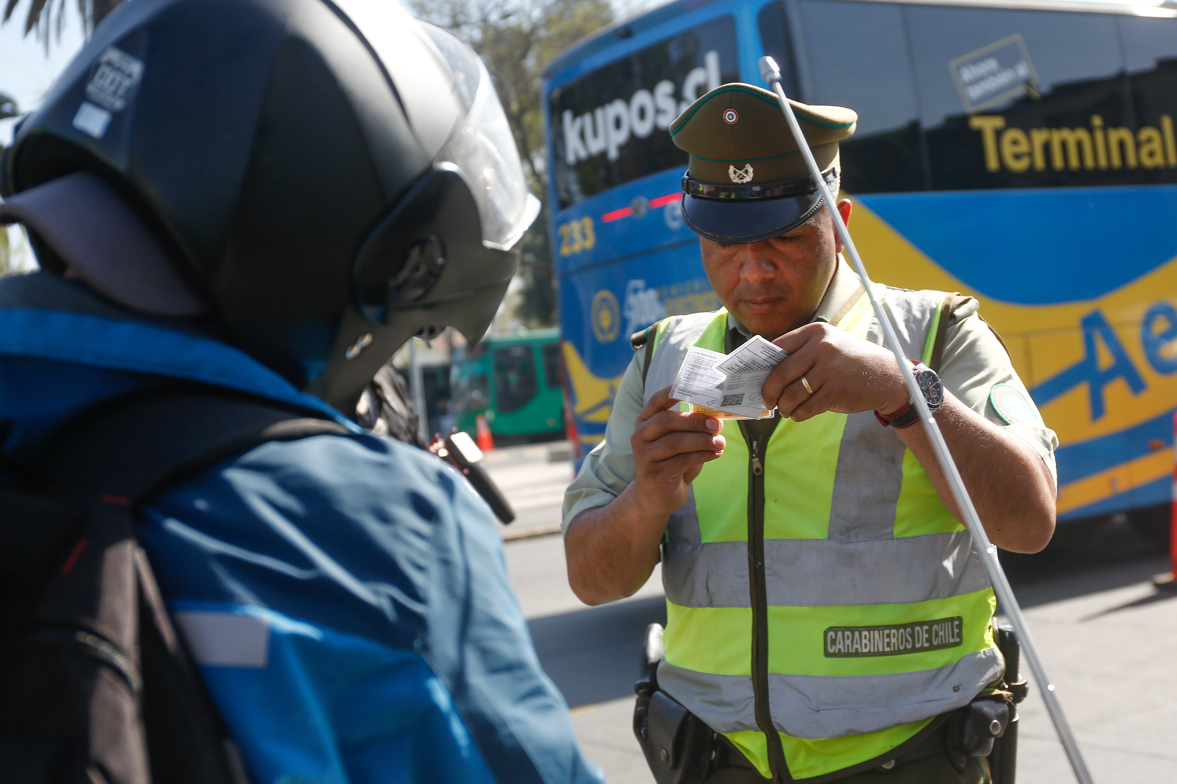 04 DE OCTUBRE DE 2024 / SANTIAGOEn el marco del Plan Calles Protegidas impulsado por el Ministerio de Transportes y Telecomunicaciones, el ministro Juan Carlos Muñoz, junto al Jefe Nacional de fiscalización, Óscar Carrasco y el coronel Emilio Teixidor, de la prefectura del Tránsito y Carreteras de Carabineros, realizan fiscalización a los taxis en sector de  terminales de buses.    
FOTO: DIEGO MARTIN/AGENCIAUNO