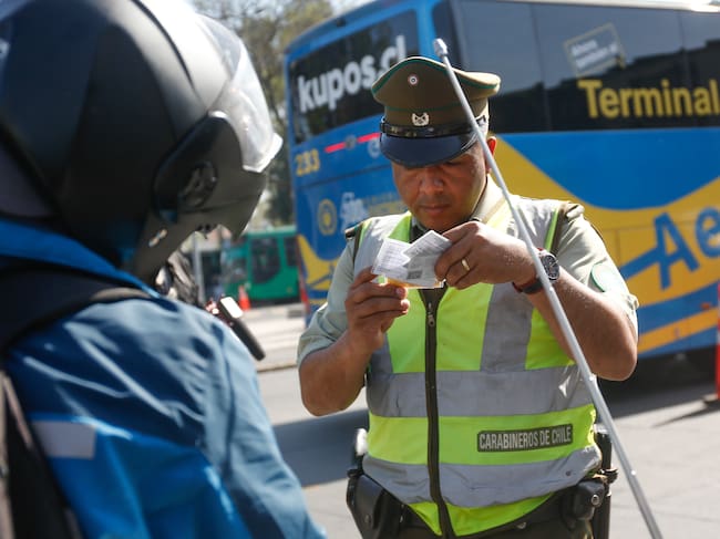 04 DE OCTUBRE DE 2024 / SANTIAGO
En el marco del Plan Calles Protegidas impulsado por el Ministerio de Transportes y Telecomunicaciones, el ministro Juan Carlos Muñoz, junto al Jefe Nacional de fiscalización, Óscar Carrasco y el coronel Emilio Teixidor, de la prefectura del Tránsito y Carreteras de Carabineros, realizan fiscalización a los taxis en sector de terminales de buses.
FOTO: DIEGO MARTIN/AGENCIAUNO