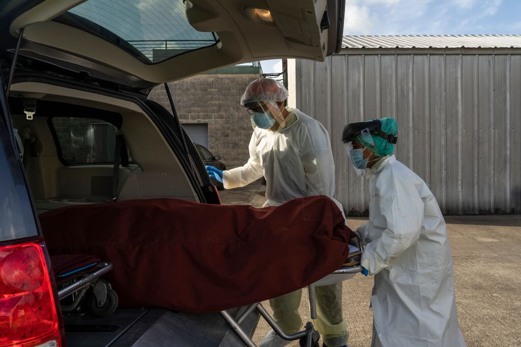 Personal médico traslada a una víctima del Covid-19 en Houston