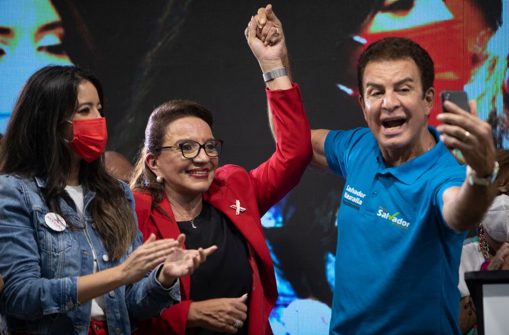 Xiomara Castro celebrando su triunfo electoral en Tegucigalpa