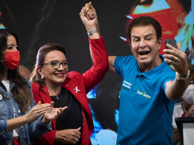 Xiomara Castro celebrando su triunfo electoral en Tegucigalpa