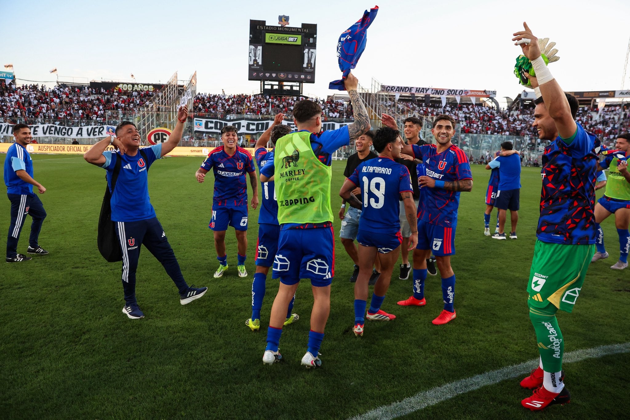 La U festejó en la cancha de Colo Colo por el Superclásico 199