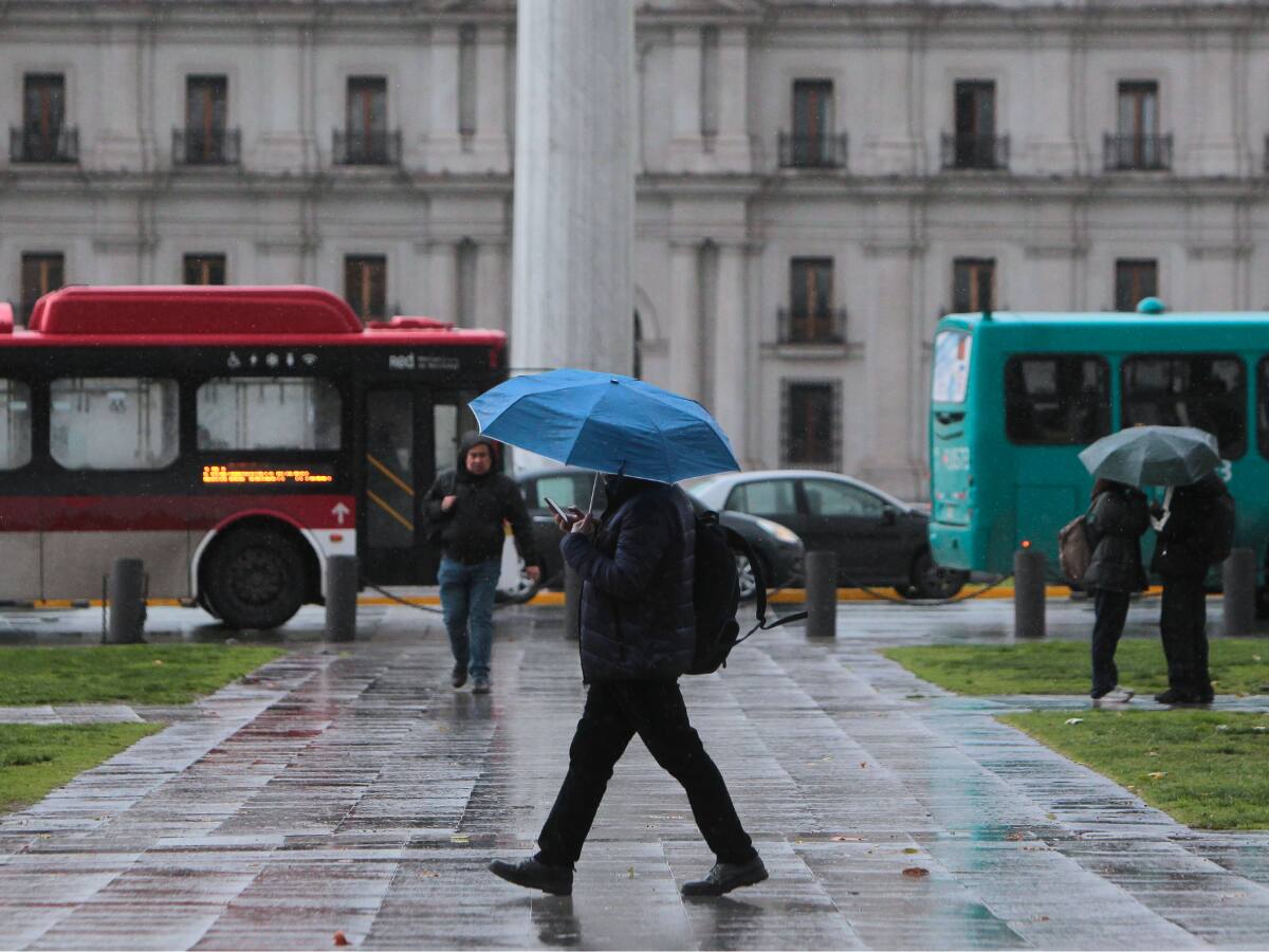 Vuelve la lluvia a Santiago: meteorólogo anuncia el día en que caerán precipitaciones en la capital