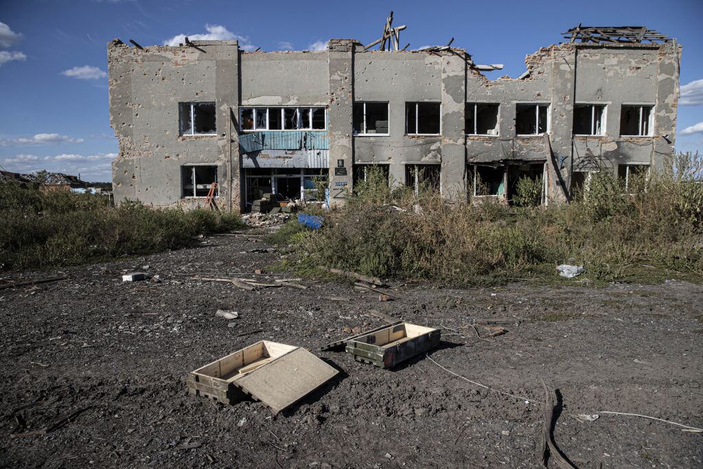 Una vista de un edificio dañado por la guerra en Járkov