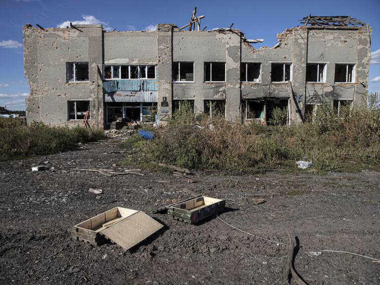 Una vista de un edificio dañado por la guerra en Járkov
