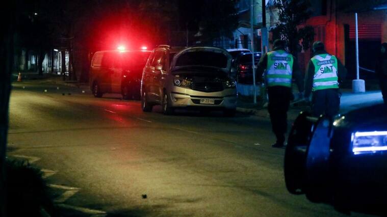 5 de Agosto del 2019/SANTIAGOLa SIAT de Carabineros trabaja en las pericias de un accidente de tránsito que involucró a un furgón de la 60 comisaría de metro y a un vehículo particular, quienes colisionaron en avenida lo ovalle, en la comuna de Lo Espejo.
FOTO: HANS SCOTT/AGENCIAUNO