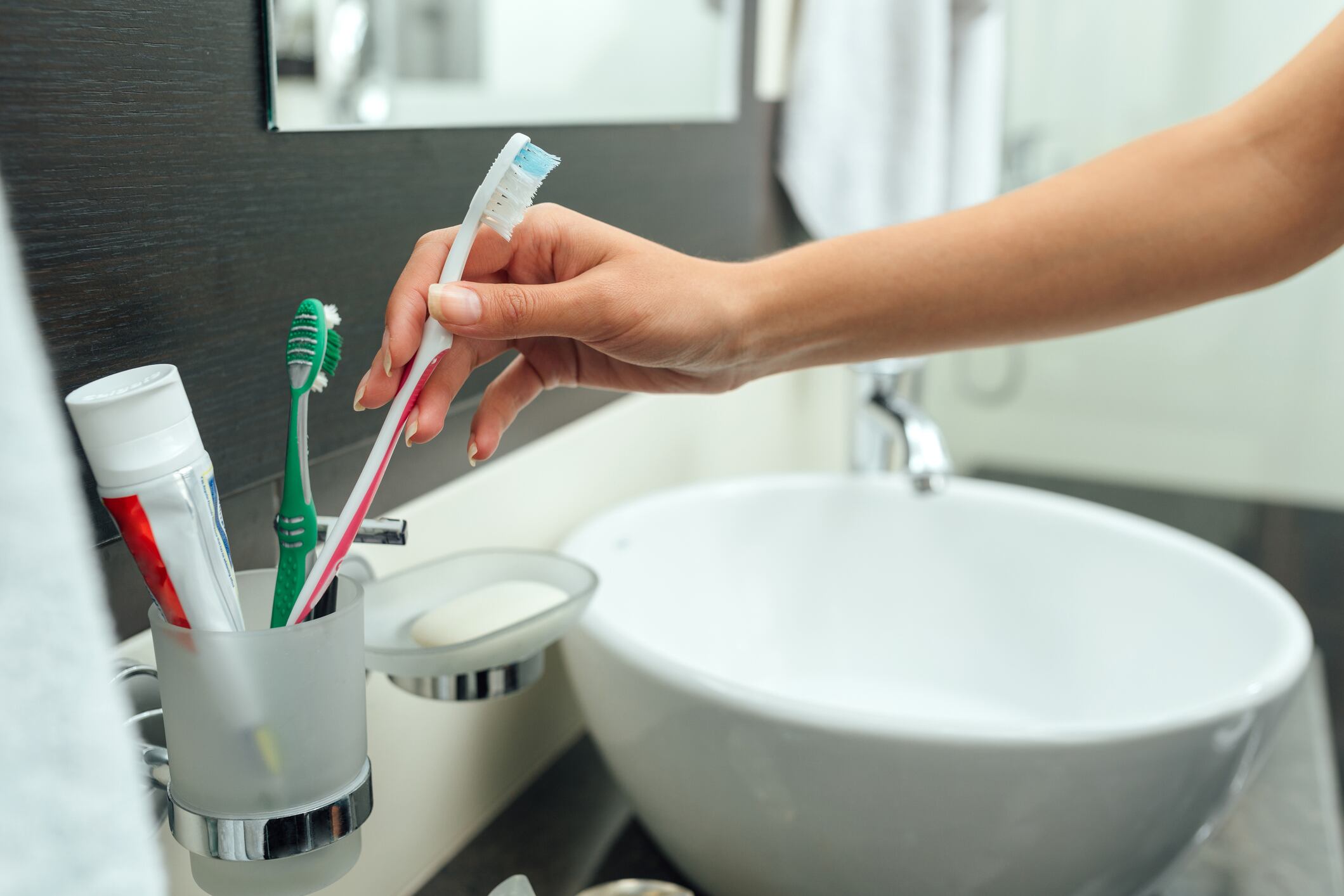 PELIGRO: Las razones de por qué NO deberías dejar el cepillo de dientes en el baño