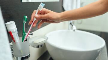 Hilo dental, enjuague o cepillo de dientes: este es el orden correcto para una buena higiene bucal, según expertos