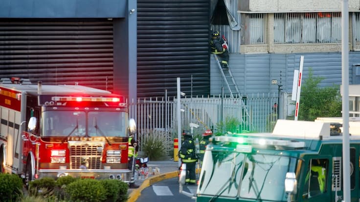 Evacúan Mallplaza Los Dominicos por emanación de humo: tránsito está suspendido en Las Condes